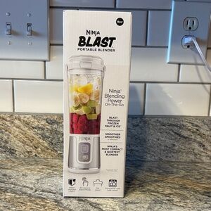NWT Ninja Blast Compact Blender with Silver Accents